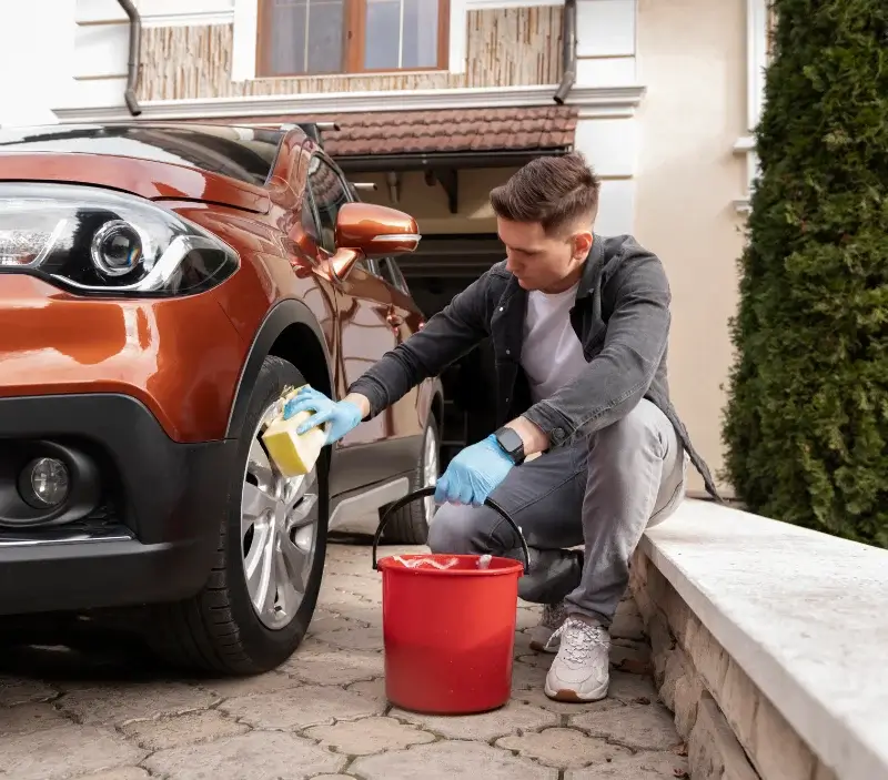 Lavage auto à domicile Saint-Yrieix-la-Montagne : professionnel intervenant sur un véhicule